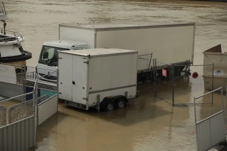 Paris'te Seine Nehri yükseldi 5
