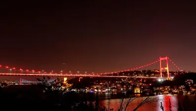 İstanbul'da köprüler DMD hastalığı farkındalığı için aydınlatıldı