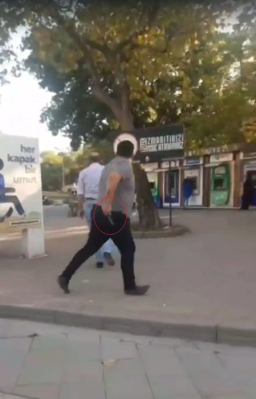 Arabasını tekmeleyen adamı, bıçakla kovaladı 2 Arabasını tekmeleyen adamı, bıçakla kovaladı 2