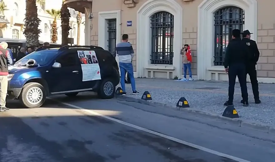 İzmir’de İsrail protestosu | Elinde bayrakla başına silahdayadı İzmir’de İsrail protestosu | Elinde bayrakla başına silahdayadı