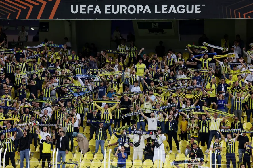 TRİBÜNLERDE YER YER BOŞLUKLAR DİKKATİ ÇEKTİ 7