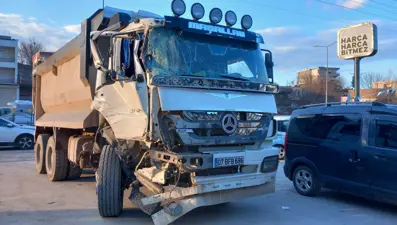 Kamyon park halindeki 4 araca çarptı: 3 yaralı