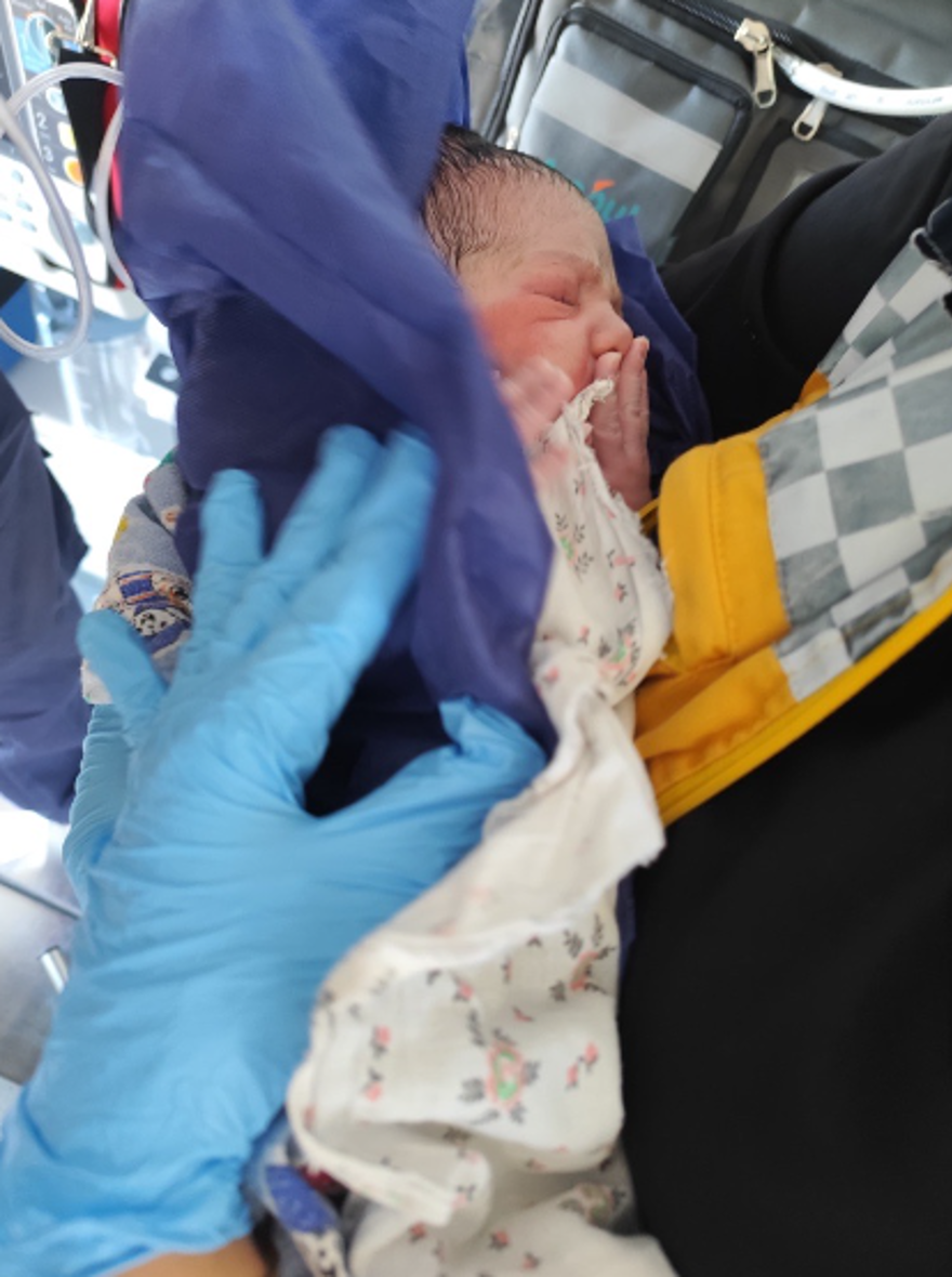 Metrobüste ilk: Sancıları gelen hamile kadın doğurdu 2 Metrobüste ilk: Sancıları gelen hamile kadın doğurdu 2