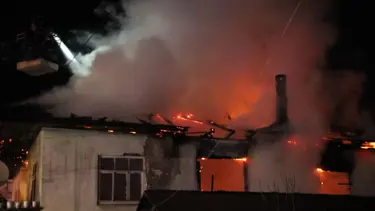 Korkutan yangın: Ev alev topuna döndü