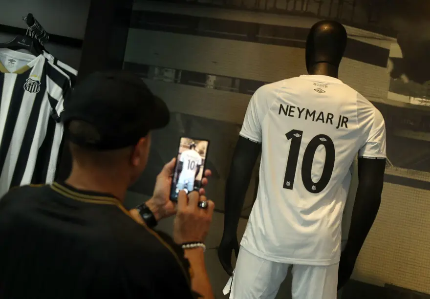 Yıldız futbolcu Neymar her şeyin başladığı yerde: "Prens geri döndü!" 13 Yıldız futbolcu Neymar her şeyin başladığı yerde: "Prens geri döndü!" 13