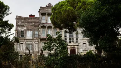 "Perili Köşk" icradan satıldı