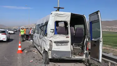 Kamyon, işçi servislerine çarptı: 1'i ağır 10 yaralı