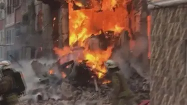 Kumkapı'da metruk bina alev alev yandı