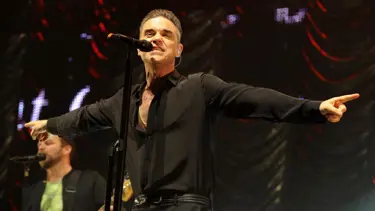 Robbie Willams hayranlarına dokunduktan sonra elini temizledi