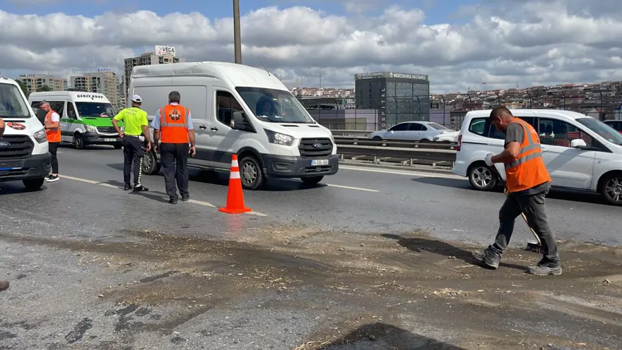 TEM Otoyolu’nda kamyonet devrildi, trafik durdu: 2 yaralı 1