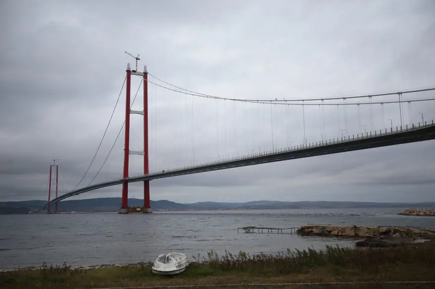 1915 Çanakkale Köprüsü'ne top mermisi figürleri yerleştirildi 2