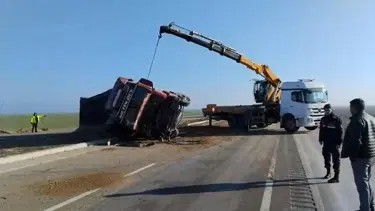 Aksaray’da kontrolden çıkan TIR devrildi