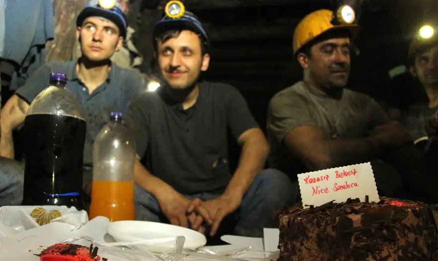 Madenciler, yılbaşını yerin metrelerce altında kutladı 4 Madenciler, yılbaşını yerin metrelerce altında kutladı 4