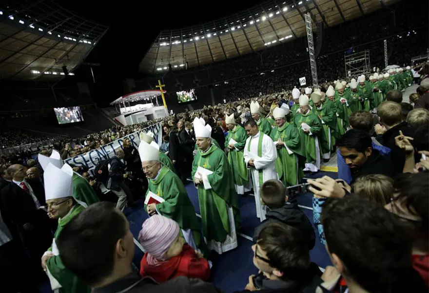 Papa'dan 70 bin kişilik ayin 4