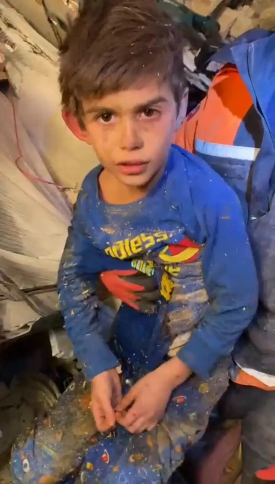 Enkaz altındakiler için zamana karşı yarış 122