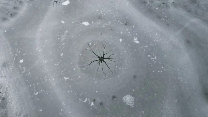 Buz tutan gölün yüzeyinde ilginç şekiller oluştu 2
