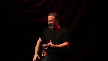 Cem Yılmaz'dan Zeki Müren paylaşımı:Hem kendini yaktın hem bizi yaktın
