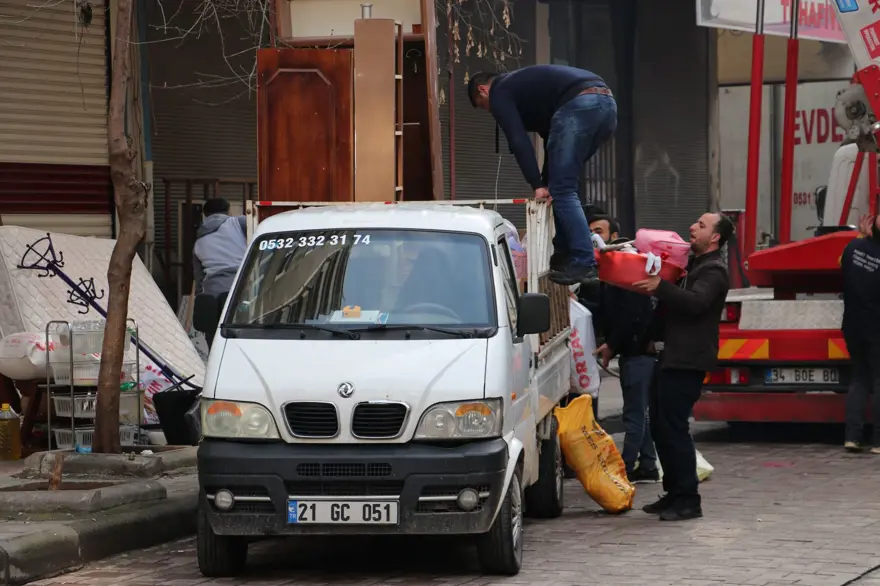 Diyarbakır'da ağır hasarlı binaya tahliye 1