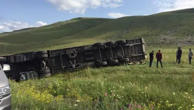 Ardahan’da kontrolden çıkan TIR devrildi: 1 yaralı