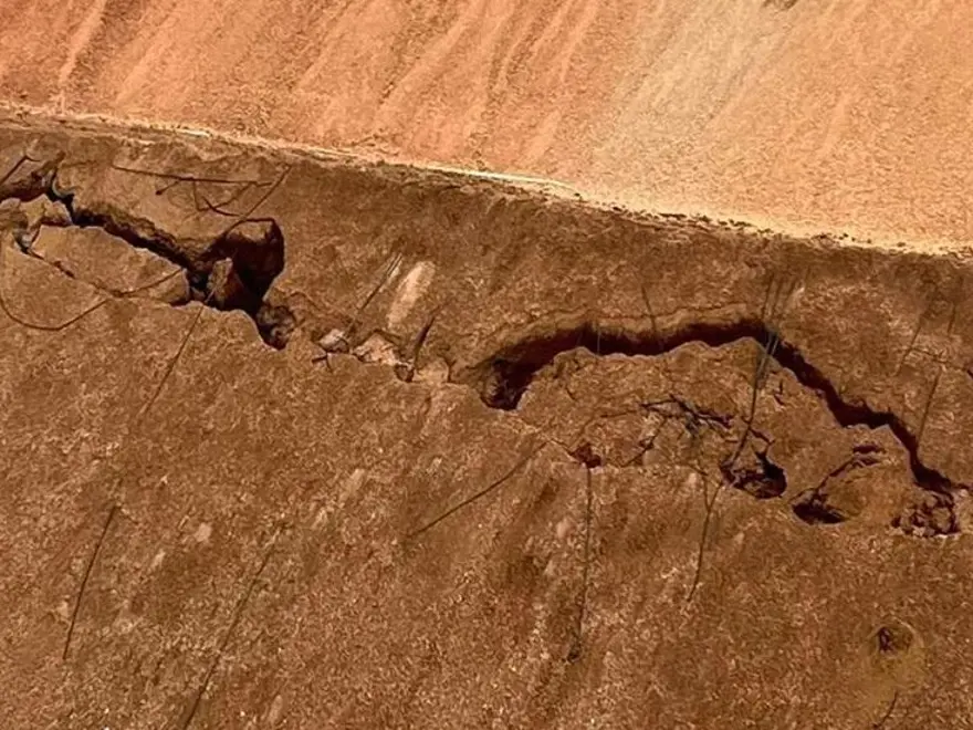 Madenden facia öncesi son fotoğraflar: Çatlaklara rağmen çalışma sürmüş 4 Madenden facia öncesi son fotoğraflar: Çatlaklara rağmen çalışma sürmüş 4