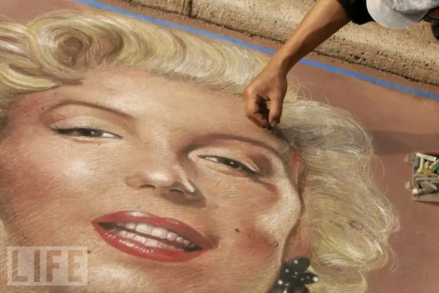 Cannes Film Festivali 2004, tebeşirle Marilyn Çizimi 