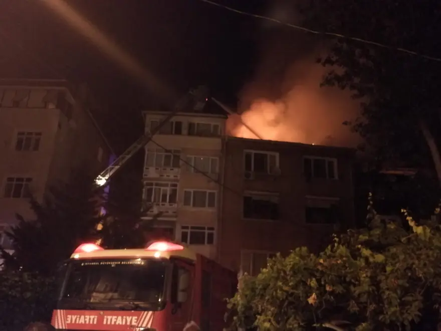 Beşiktaş’ta 4 katlı binanın çatı katında korkutan yangın 4