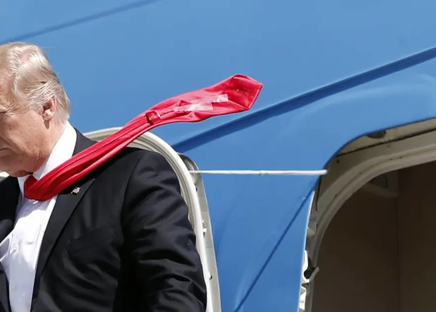 Trump'ın kravatı eleştiri konusu oldu 1