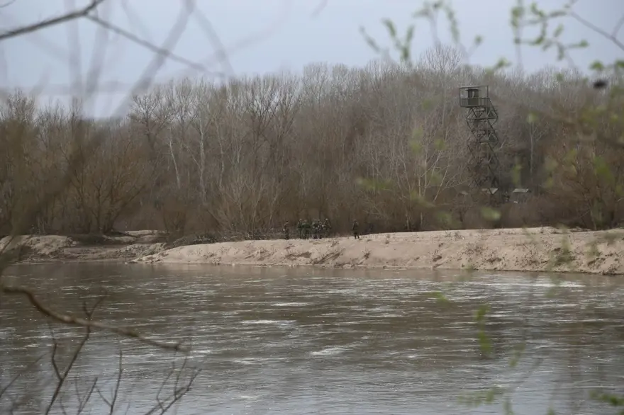 Yunanistan hudut birlikleri sınır hattına siper kazıyor 8