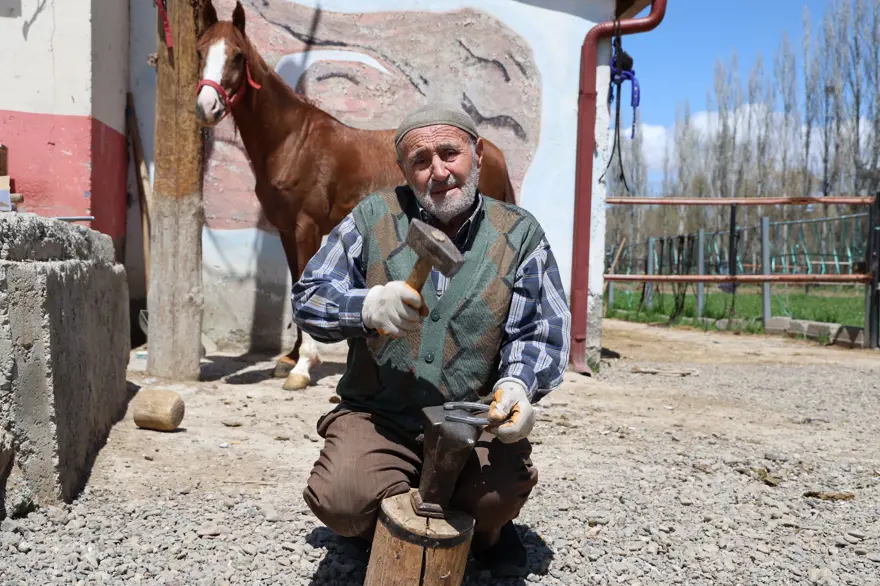 77 yaşında mesleğin son ustası: 63 yıldır işini severek sürdürüyor 77 yaşında mesleğin son ustası: 63 yıldır işini severek sürdürüyor