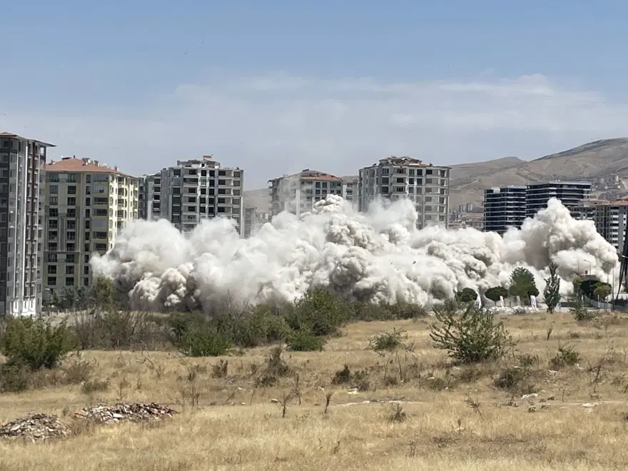 Malatya'da ağır hasarlı 2 bina patlayıcıyla yıkıldı 3