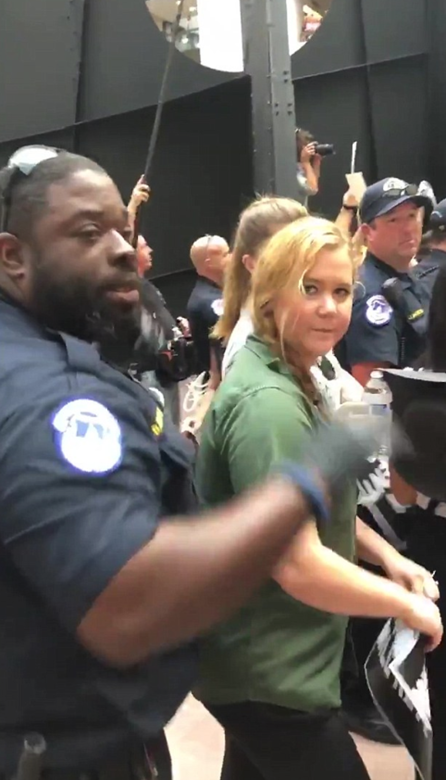 Kavanaugh'u protesto eden Amy Schumer ve Emily Ratajkowski tutuklandı 2