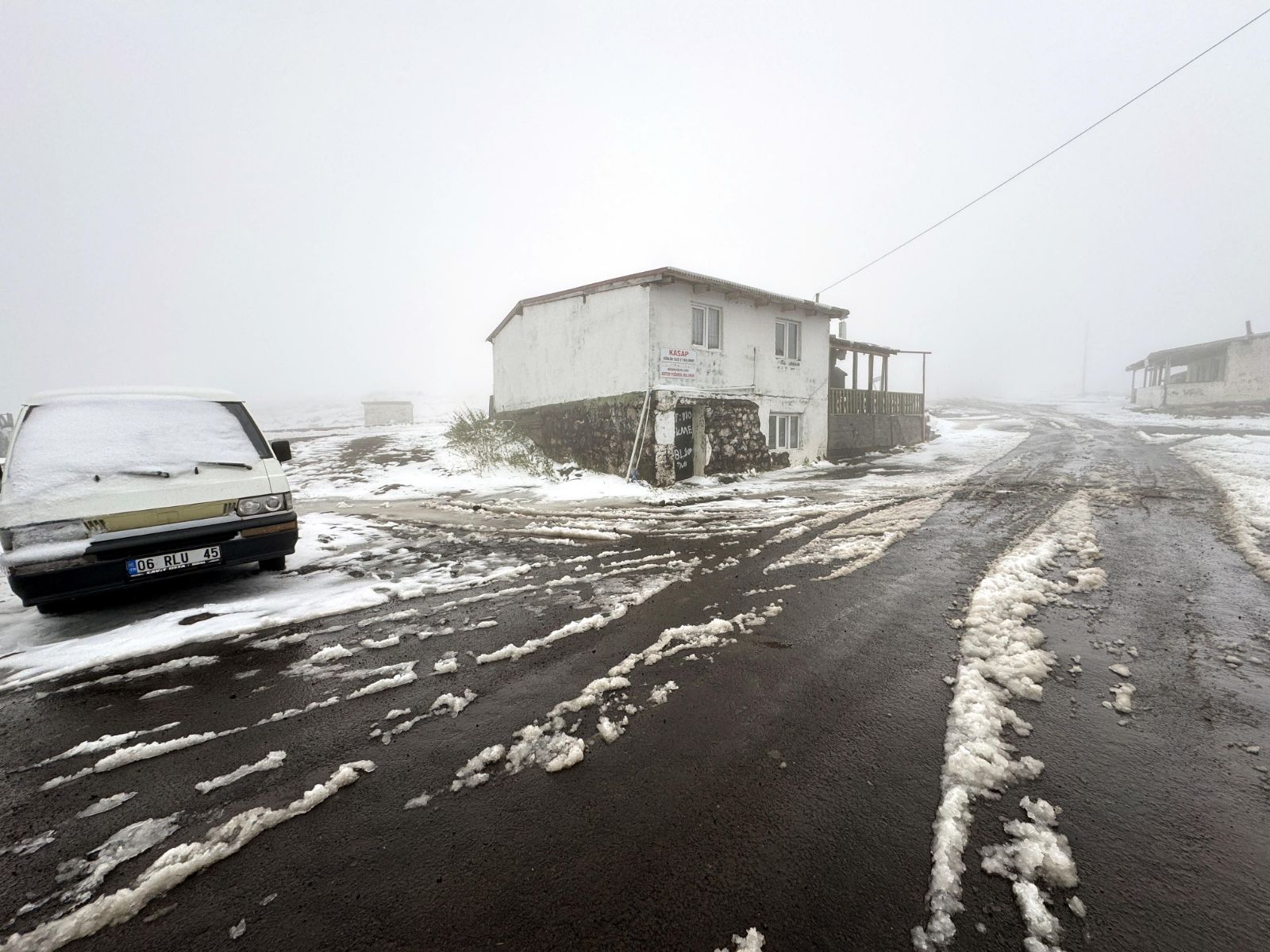 Hava sıcaklığı 7 dereceye düştü: Yeni güne kar altında başladılar
