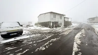 Hava sıcaklığı 7 dereceye düştü: Yeni güne kar altında başladılar