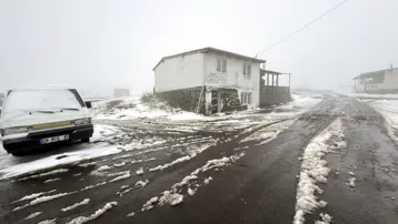 Hava sıcaklığı 7 dereceye düştü: Yeni güne kar altında başladılar