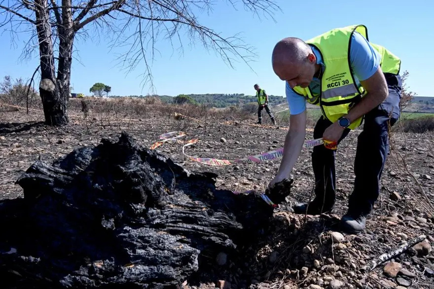 Fransa'nın güneyindeki yangın 700 hektar alanı kül etti 6