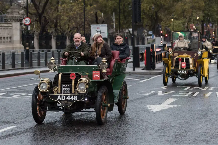 Londra‘da antika otomobiller yarıştı 1
