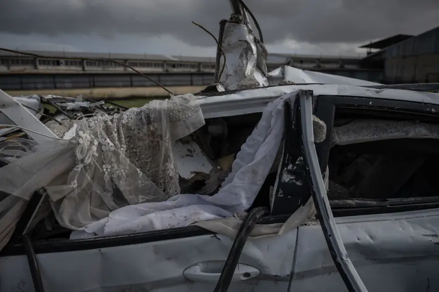 "Araba mezarlığı" felaketin boyutunu gözler önüne seriyor 5