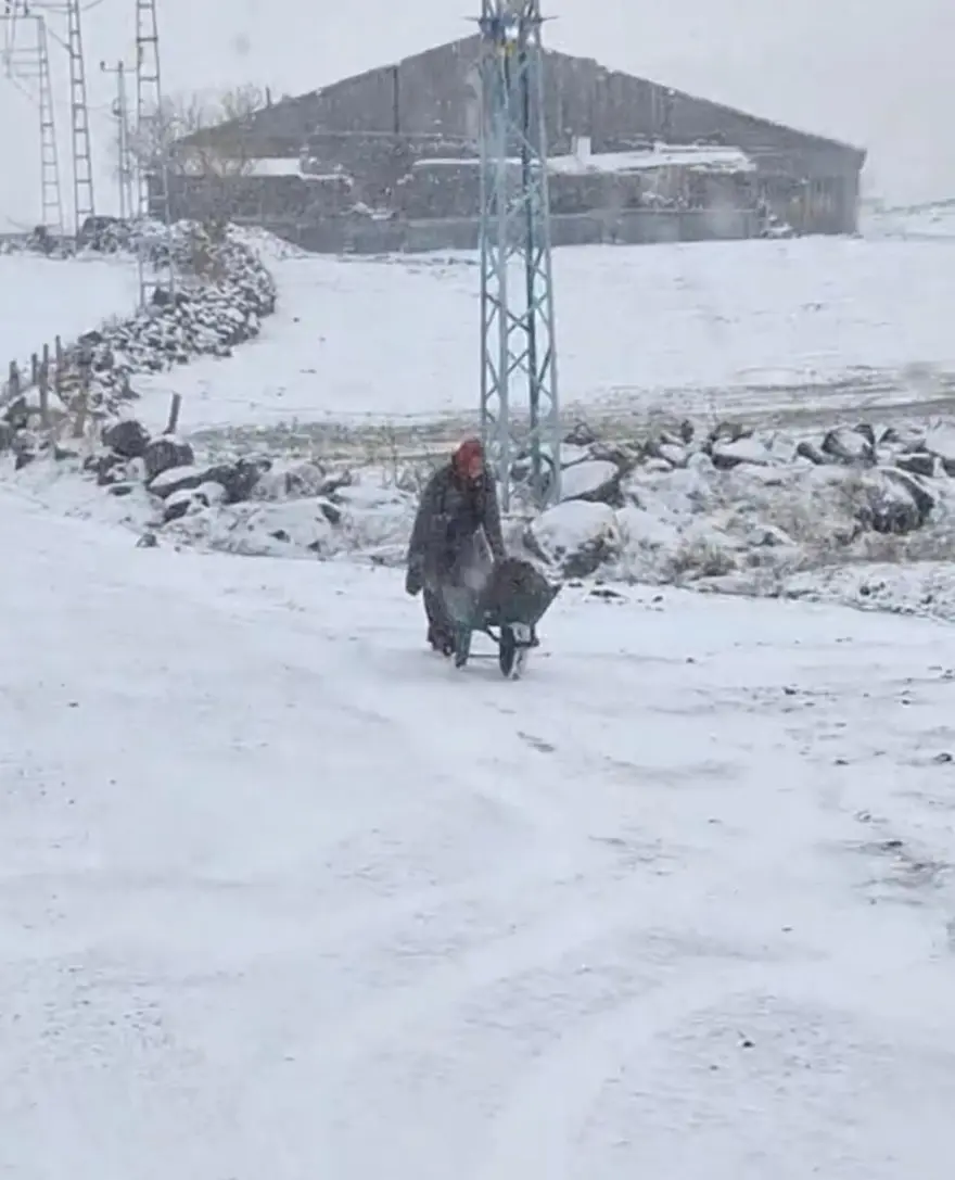 Yeni güne kar vetipiyle başladılar: Köyler beyaz örtüyle kaplandı 