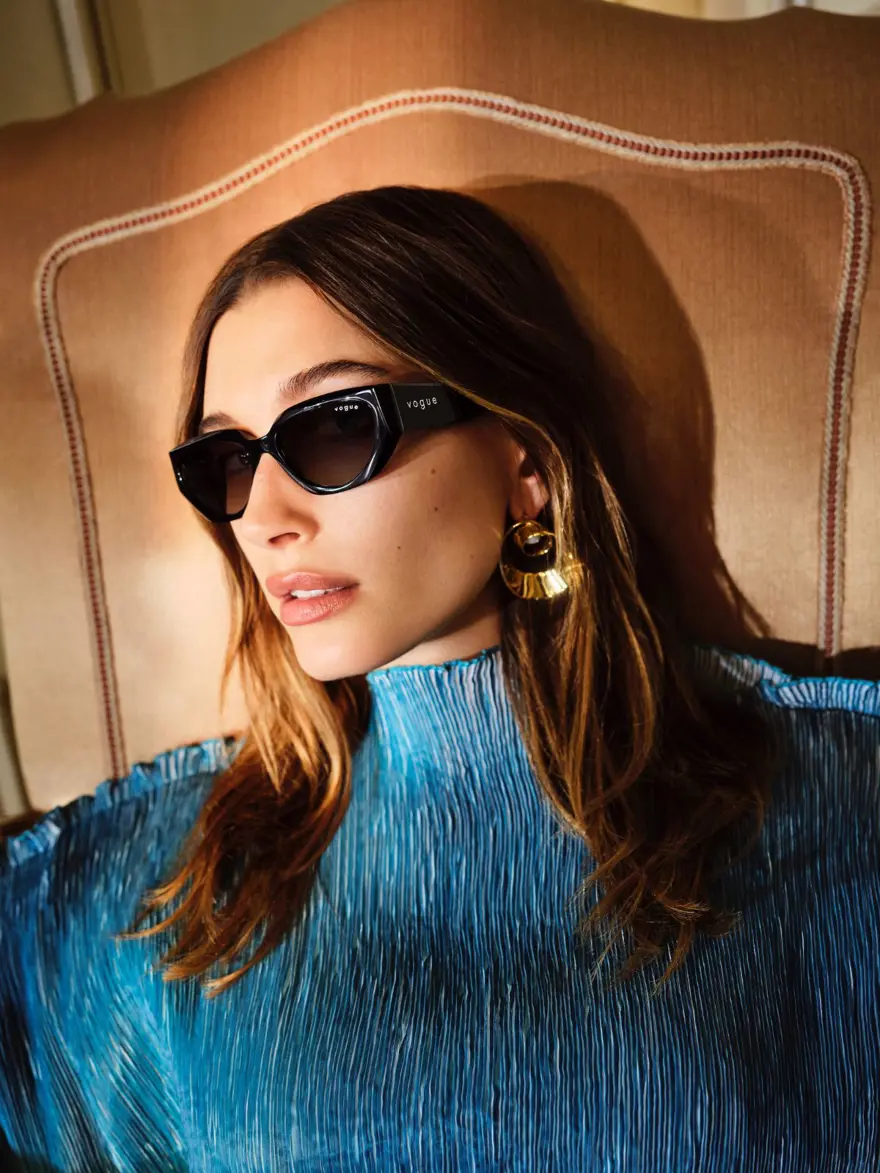 Hailey Bieber gözlük markasının yüzü oldu 2