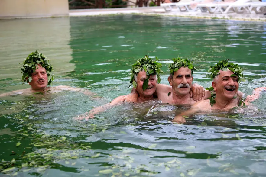 Termal havuzda yeşil çay banyosu 5