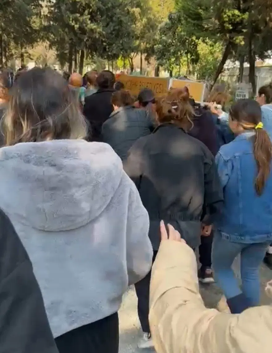 Mervegül'ün tabutunu kadınlar taşıdı 3 Mervegül'ün tabutunu kadınlar taşıdı 3