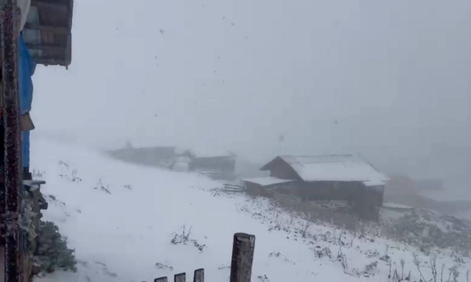 Ardahan'ın yüksek kesimlerine kar yağdı