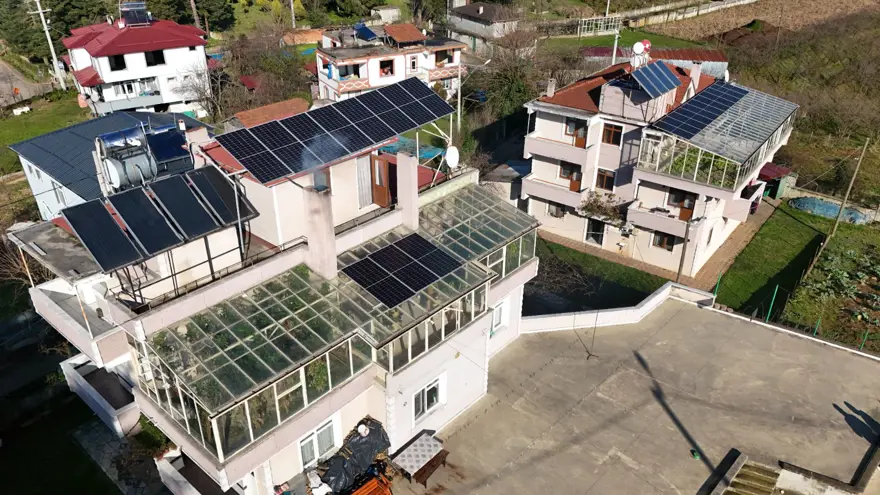 Evinin terasına sera kurdu: 4 mevsim sebze meyve yetiştiriyor 4