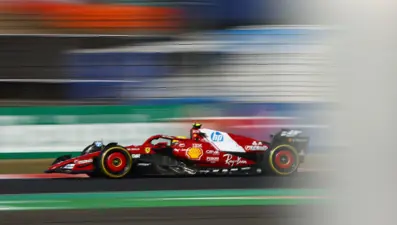 Çin GP'sinde pole pozisyonunu Lewis Hamilton kazandı