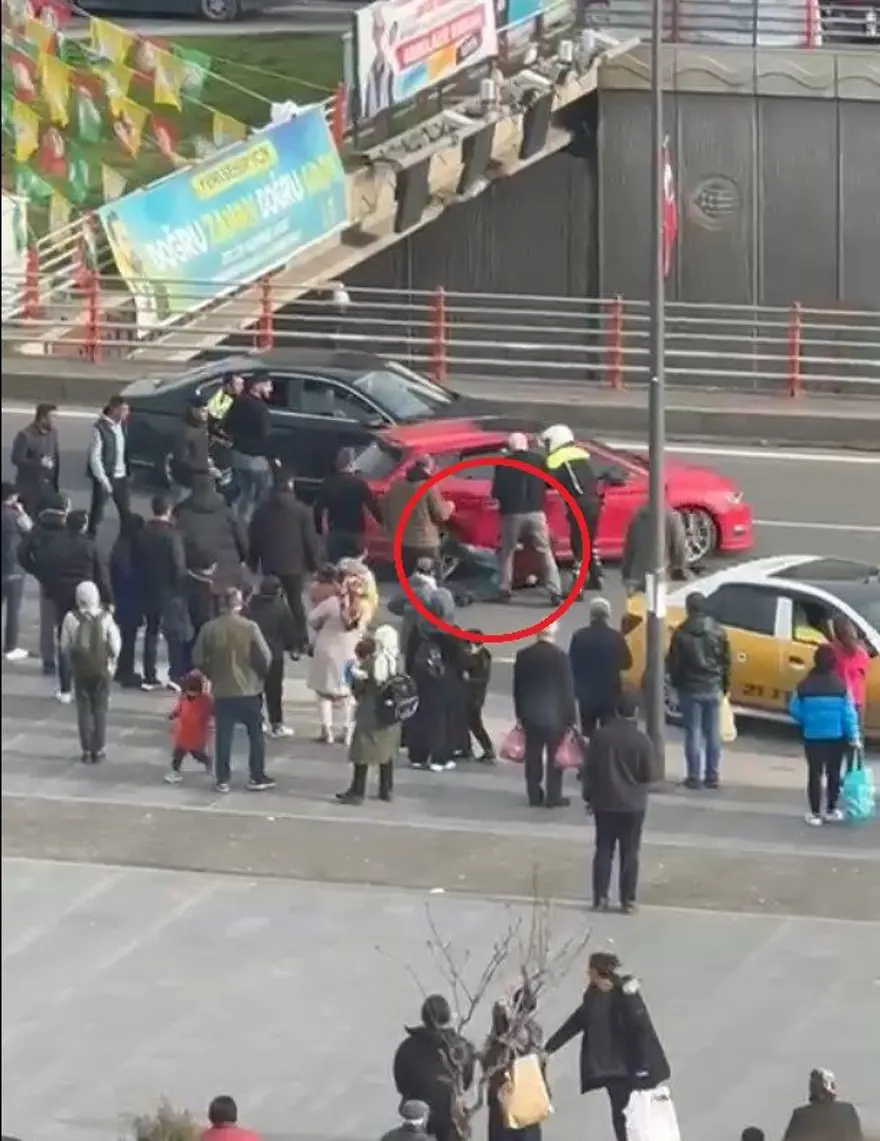 Trafikte dehşet saçtı: Polislerin üzerine sürdü, yaşlı adama çarptı 4 Trafikte dehşet saçtı: Polislerin üzerine sürdü, yaşlı adama çarptı 4