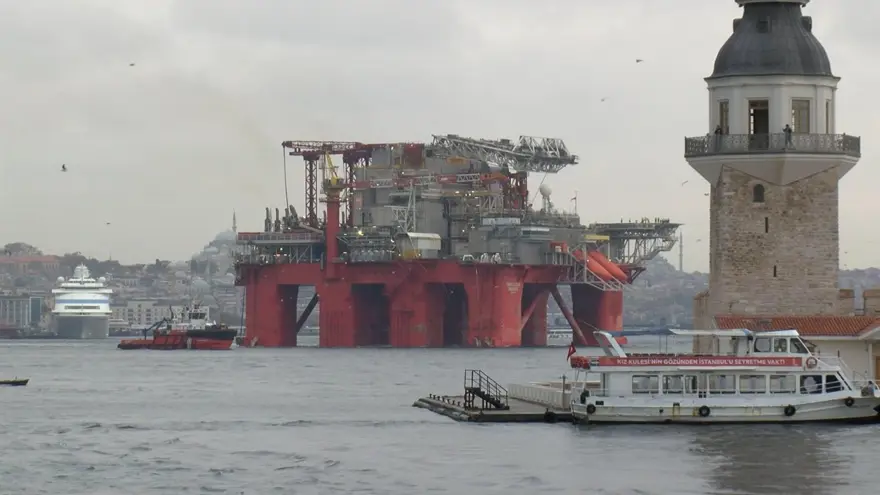 Dev petrol platformu İstanbul Boğazı geçişini tamamladı 9 Dev petrol platformu İstanbul Boğazı geçişini tamamladı 9