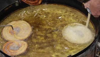 Nesilden nesille Ramazan ayına özel tatlı: 60 yıldır evinin avlusunda yapıyor