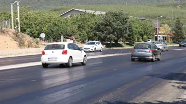 Denizli'de aşırı sıcaklarda yolun zeminindeki asfalt eridi