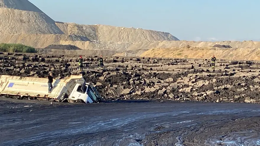 İş makinesi operatörü çamur altında kaldı 5