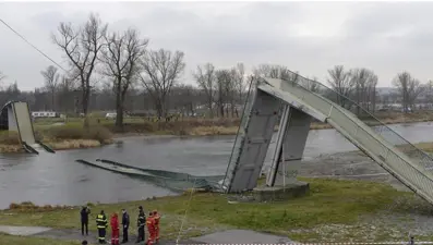 Prag'da üst geçit çöktü (2'si ağır 4 kişi yaralandı)